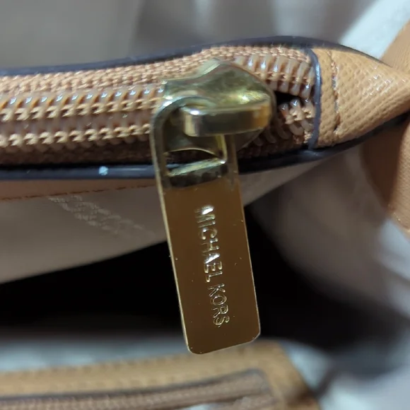 Michael Kors White Monogram Shoulder Bag - Picture 7 of 9